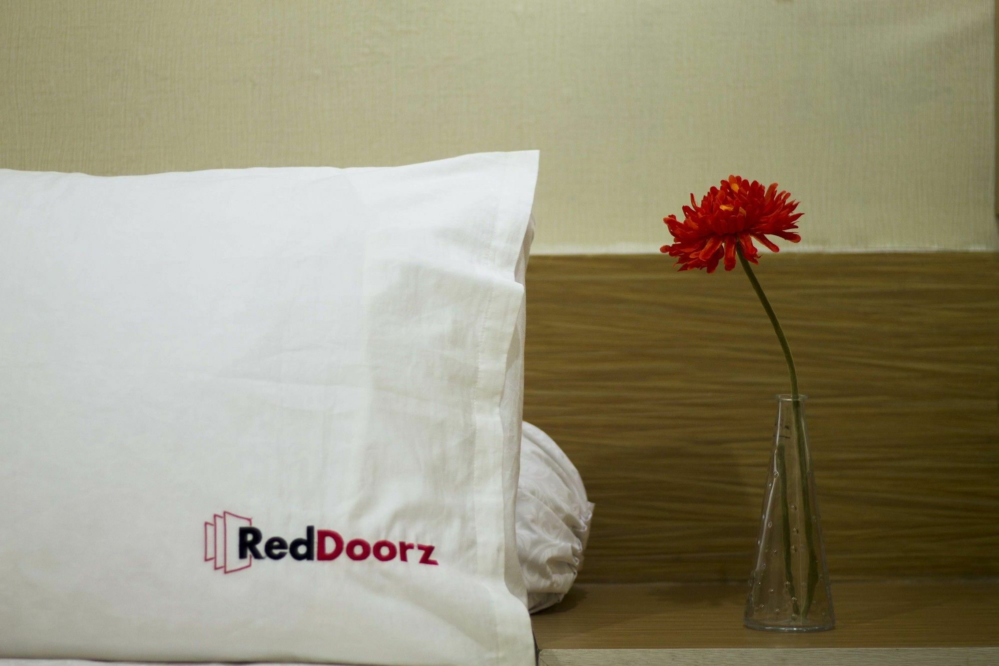 Reddoorz @ Mayjen Sungkono Surabaya Exteriör bild