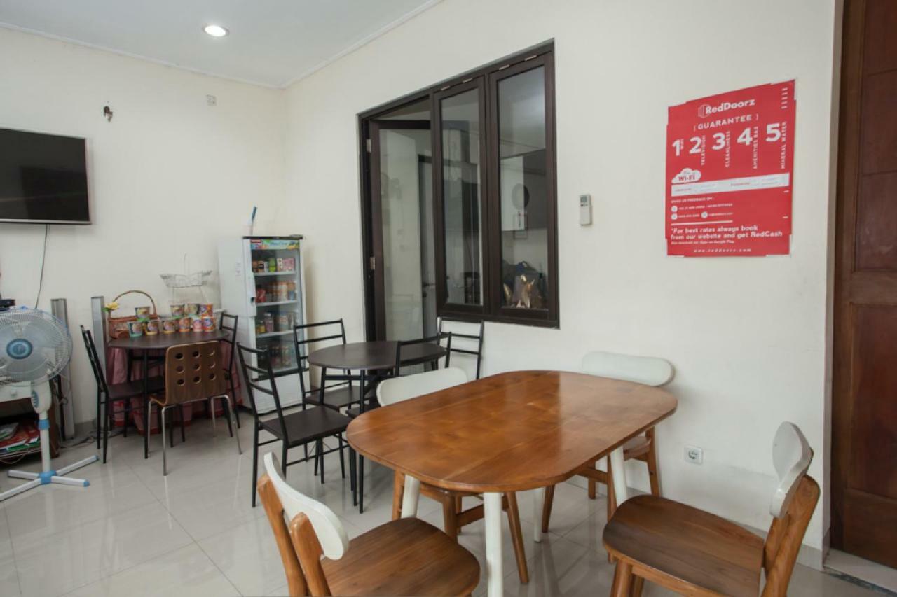 Reddoorz @ Mayjen Sungkono Surabaya Exteriör bild