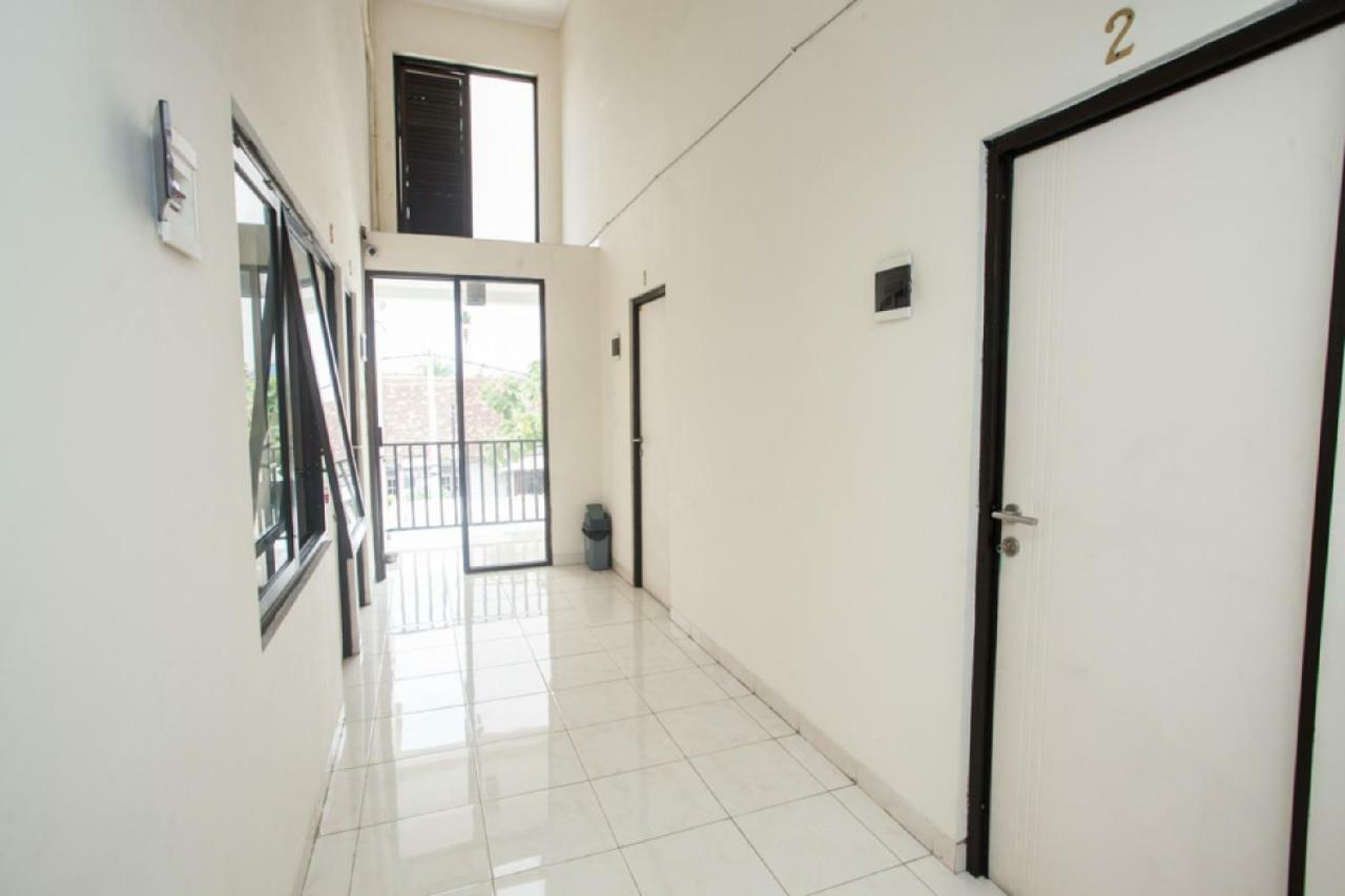 Reddoorz @ Mayjen Sungkono Surabaya Exteriör bild