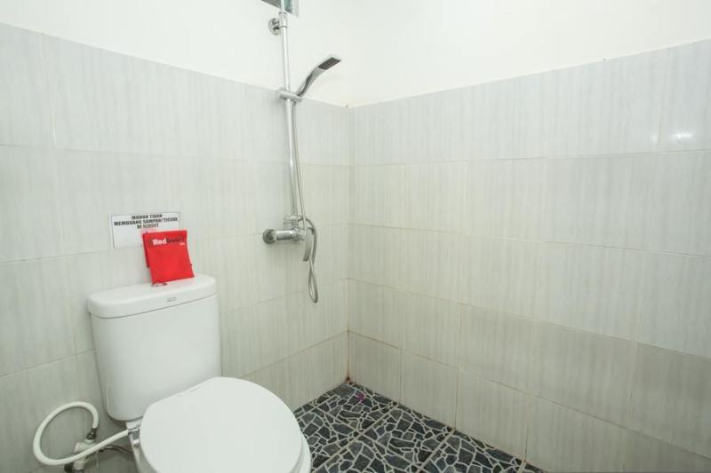 Reddoorz @ Mayjen Sungkono Surabaya Exteriör bild